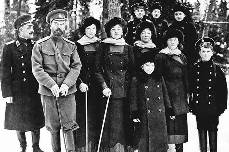Николай II в Царском Селе вместе со своими детьми и племянниками после - фото 218