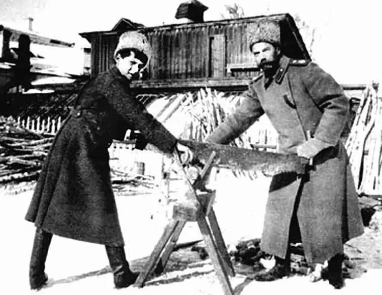Тобольск Император вместе с сыном Алексеем пилят дрова Тобольск Великая - фото 225