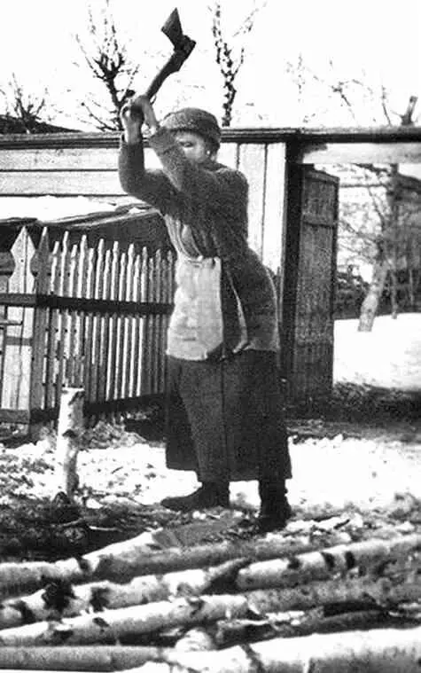 Тобольск Великая княжна Ольга Николаевна колет дрова Позже семью перевезли в - фото 226