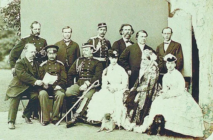 Цесаревна Мария Федоровна и цесаревич Александр Александрович среди учителей и - фото 65