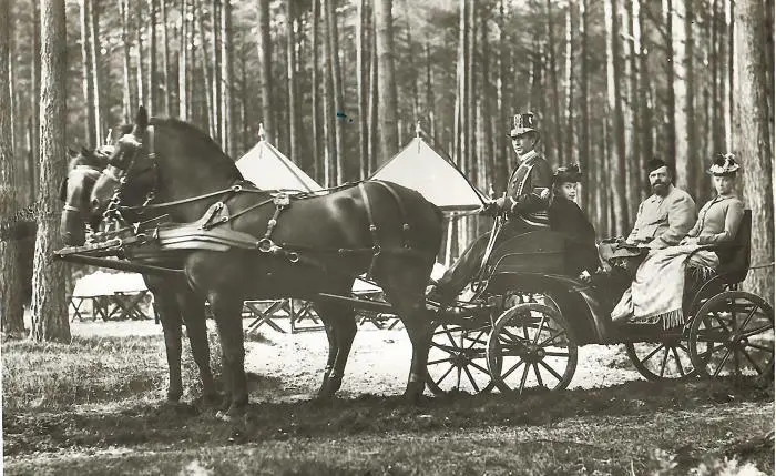 Император Александр III и императрица Мария Федоровна на прогулке 1880е годы - фото 73