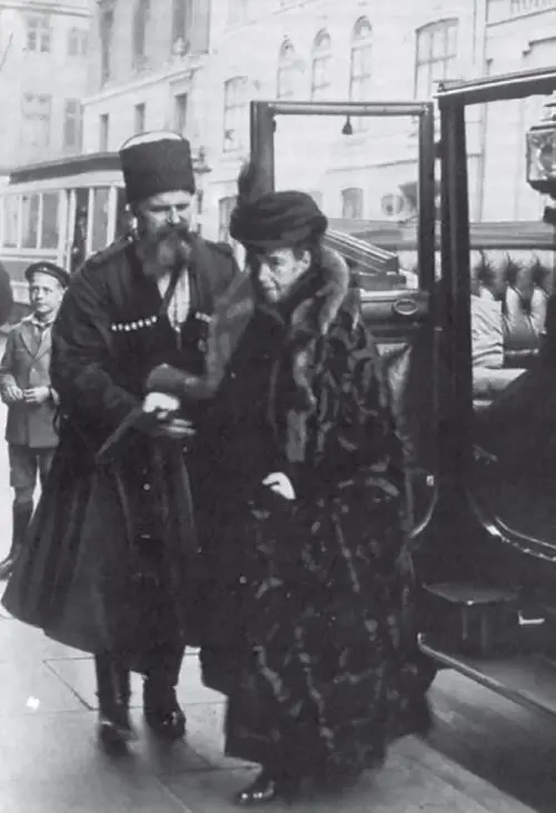 Мария Федоровна в сопровождении казака Ящика Дания 1925 год Надо было Вам - фото 143