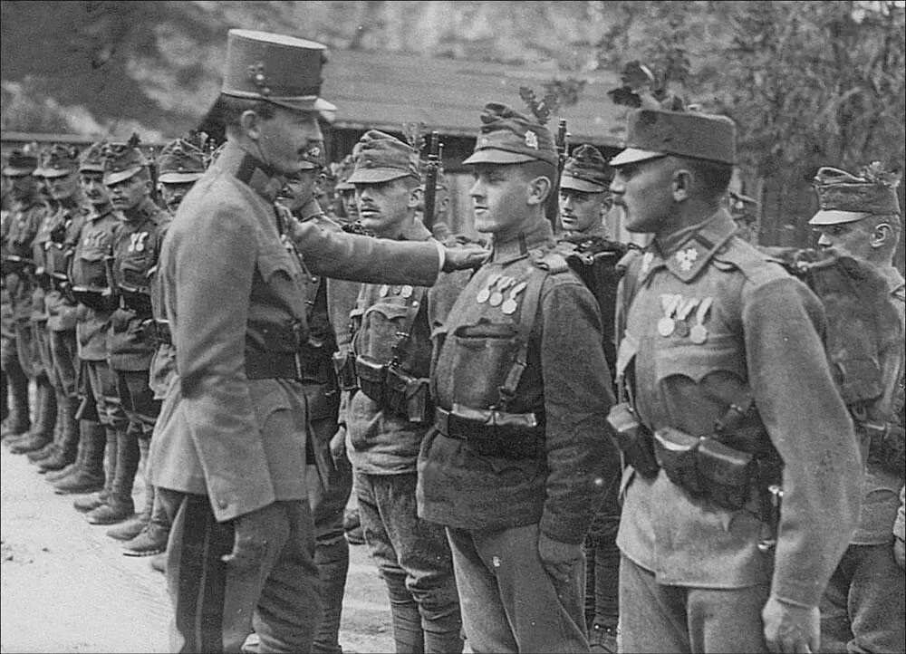 Карл I обходит строй пехотинцев в Северной Италии 1916 г Кайзер Вильгельм - фото 18