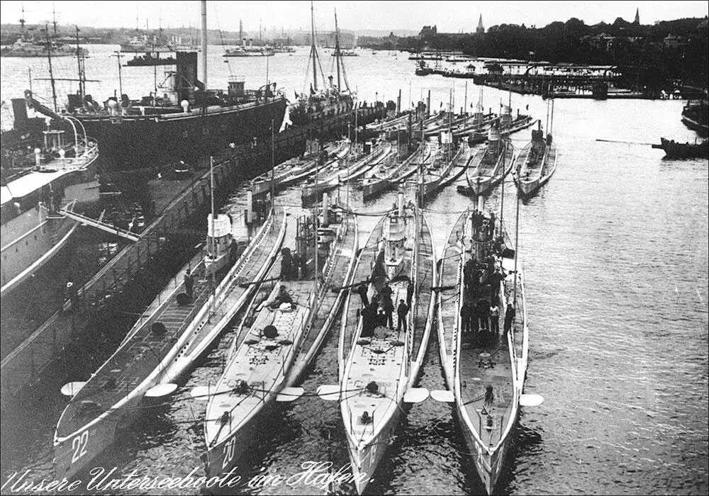 Германские подводные лодки на базе в Киле 1910е гг Гибель английского - фото 25