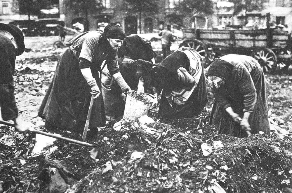 Бедняки копаются в отбросах Берлин 1916 г Немецкий окоп уничтоженный - фото 28