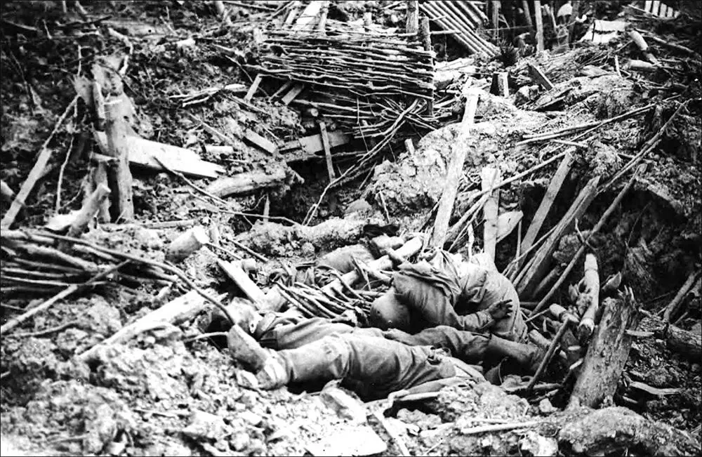 Немецкий окоп уничтоженный взрывом во время Мессинской операции 1917 г - фото 29
