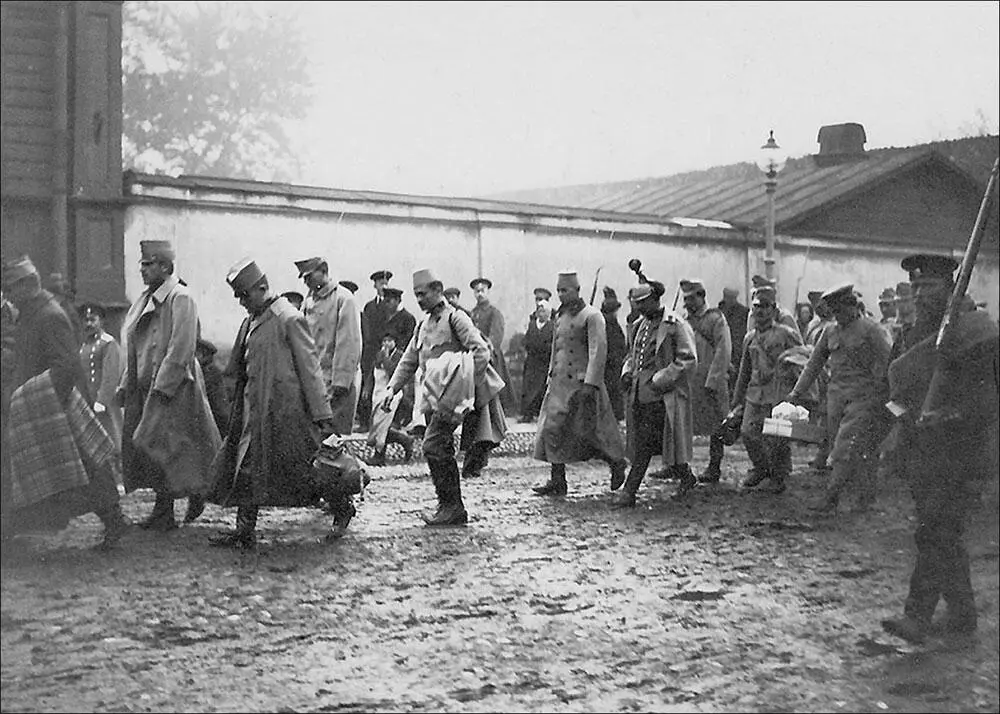 Колонна пленных австрийцев 1916 г Рейхсканцлер Германии Георг Михаэлис - фото 30