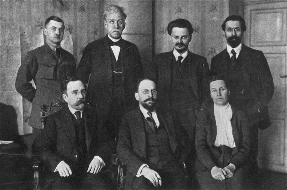 Советская делегация в БрестЛитовске 1917 г На первом плане слева направо - фото 35