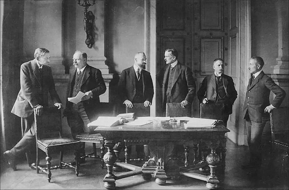 Германская делегация в Версале 1919 г Германская делегация подписывает - фото 37