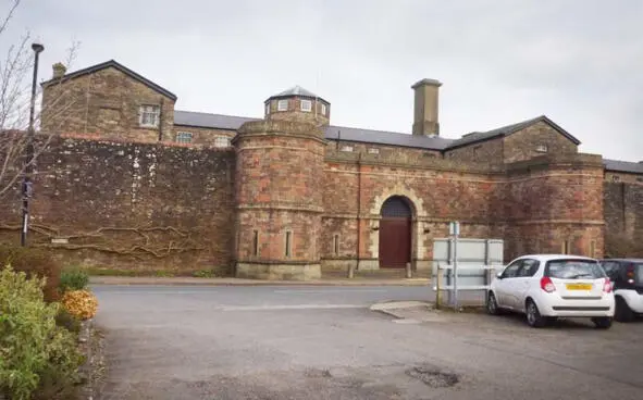 Мужская тюрьма HM Prison Usk расположенная на Мэрипортстрит в Уске - фото 72