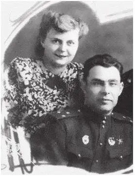 Фото 9 Брежнев с походнополевой женой Тамарой Левченко 1943 Итак война - фото 9
