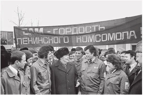 Фото 22 Л И Брежнев посещает участок строительства БАМа в Сковородино 1978 - фото 22