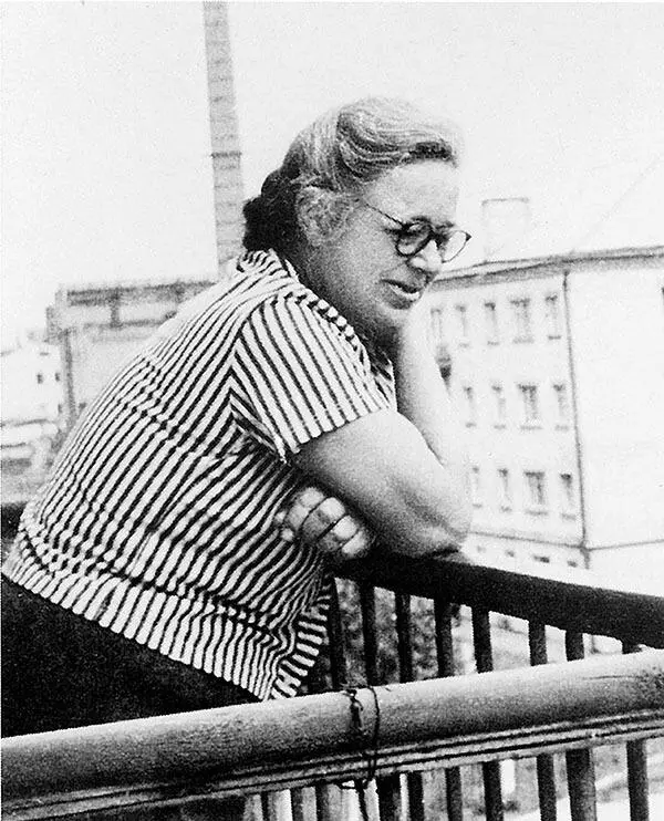 Ариадна Сергеевна Эфрон на балконе своей квартиры Начало 1970х Обложка - фото 8