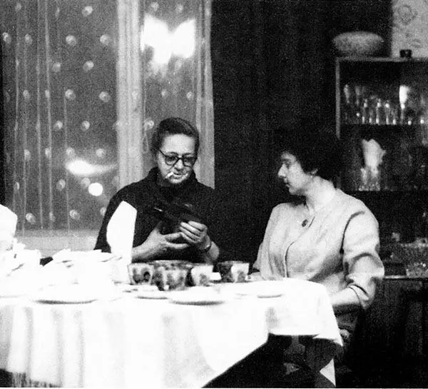 С Анной Саакянц Ариадна Эфрон в Тарусе Примечания 1 Например в 1923 г в - фото 22