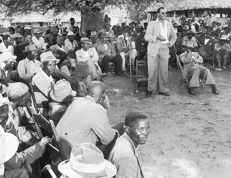 Рисунок 5Серетсе Кхама обращается к суду племени в Серове 1949 г Фотография - фото 5
