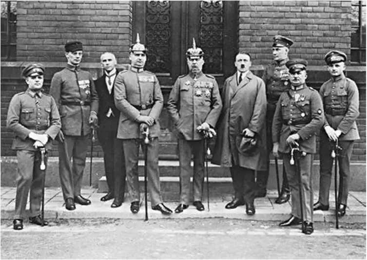 Адольф Гитлер 18891945 справа от него Эрих Людендорф 18651937 у здания - фото 60