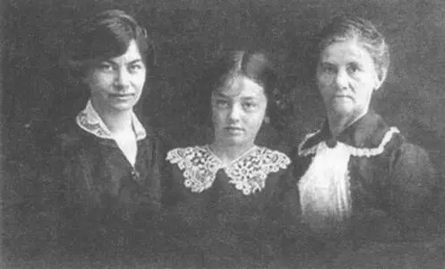 Фаня Файнберг 18581942 с дочерьми Сусей 18871981 и Цилей 18941988 - фото 37