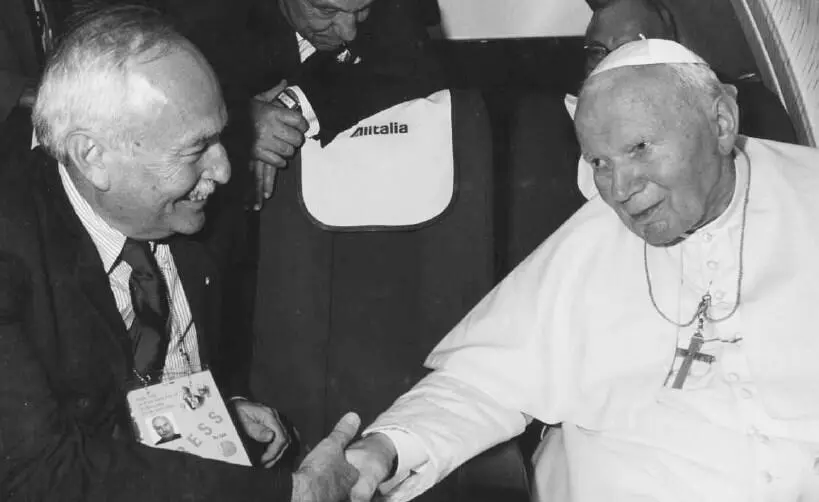 С Папой Иоанном Павлом II на борту папского самолета 2002 г С Патриархом - фото 21