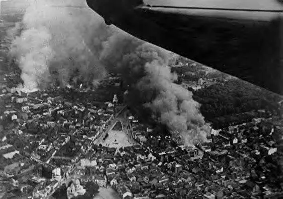 Горящий Белосток Июль 1941 г Руины Большой синагоги Мемориальная доска на - фото 7