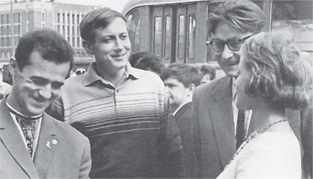 Молодые Коротич и Евтушенко 1961 г Хельсинки Фестиваль молодежи и студентов - фото 12