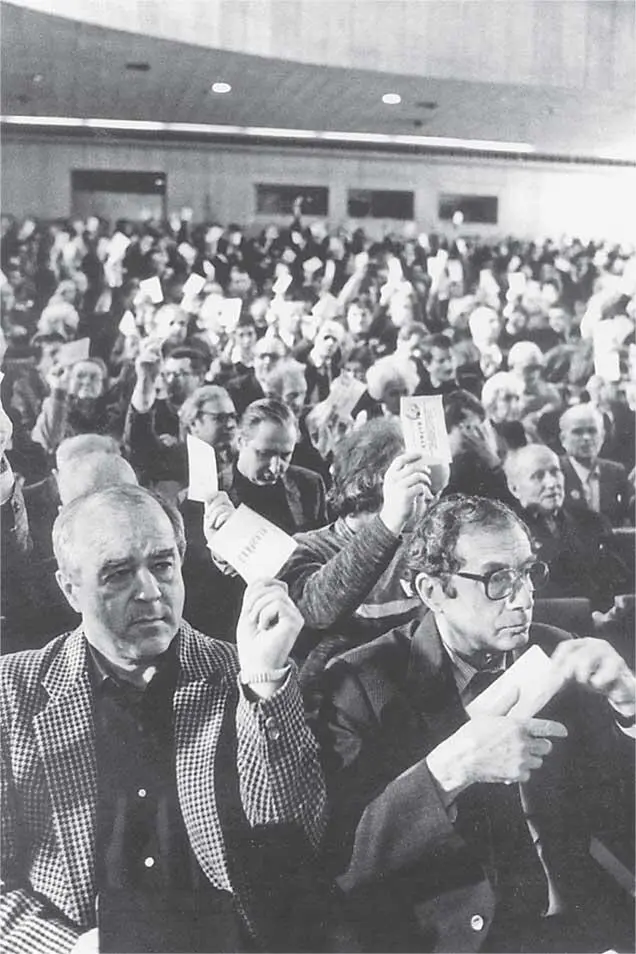 Съезд основателей общества Мемориал с писателем Григорием Баклановым 1987 - фото 16