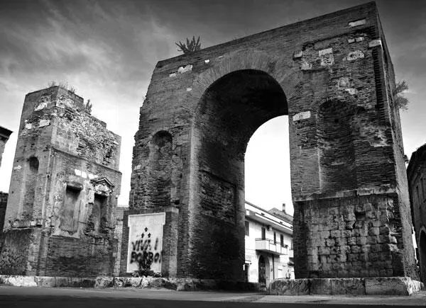 Арка Адриана в Капуе укрепленная Мечниковым совр фото на мемориальной доске - фото 49