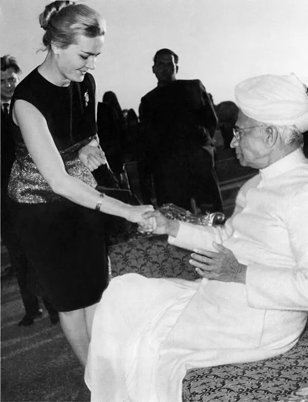 На кинофестивале в НьюДели С президентом страны 1965 г С Георгием - фото 20