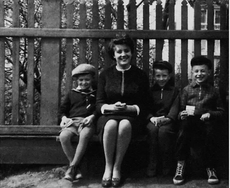 С друзьями 1958 Но музыка не отступала от Елены ни в детстве ни в - фото 22