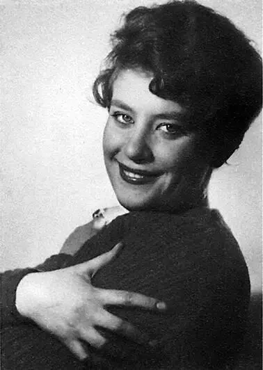 Е Образцова 1962 Когда мы начали заниматься голос у меня звучал сопраново - фото 26