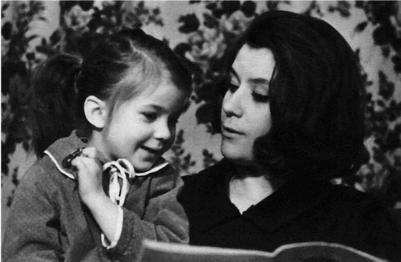 С дочкой Леной 1970 Елена пленница музыки Это многое в ней объясняет И - фото 38