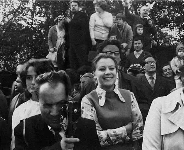 С дочкой Леной в первый класс 1973 Дома 1973 Затем я стала готовиться к - фото 46