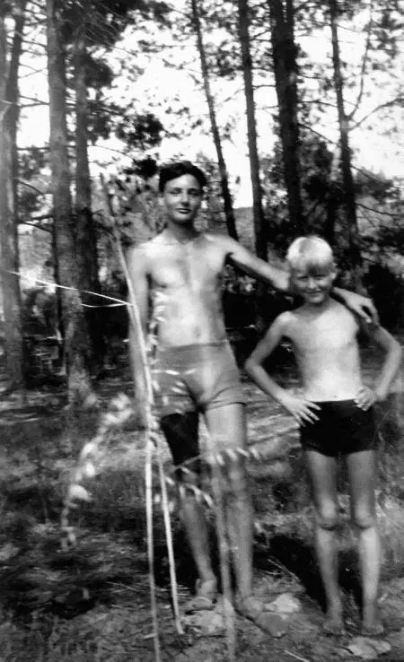 Алексей и Митя Сеземаны во Франции 19291930 гг Нина Николаевна на даче в - фото 3