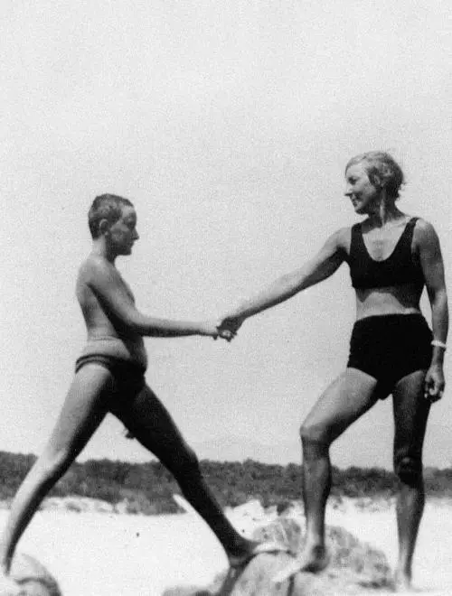 Мать и сын На этой фотографии Муру 10 лет Франция Фавьер 1935 г Площадь - фото 18