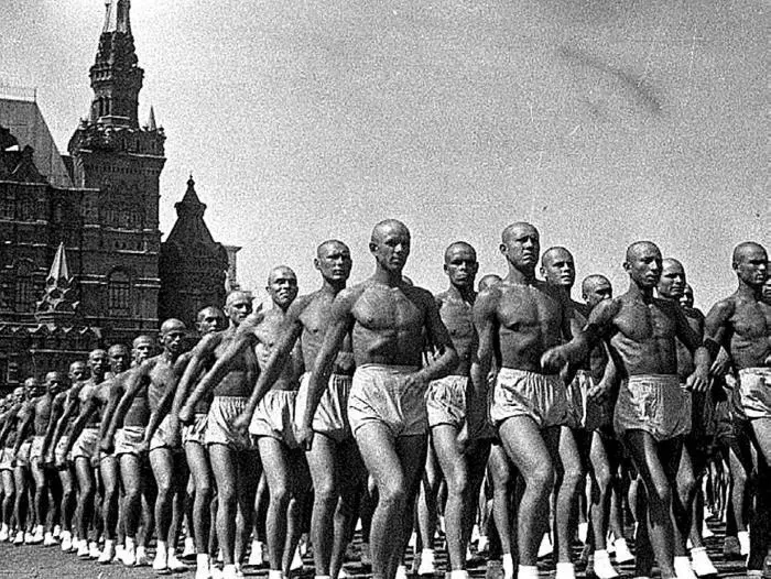 Спортивные парады на Красной площади Вверху Всесоюзный парад физкультурников - фото 54