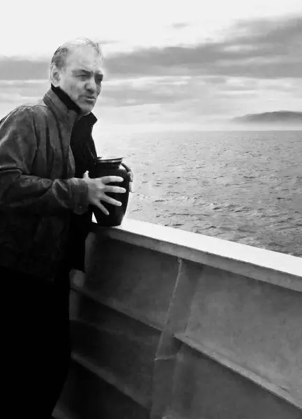 Валерий Гергиев развевает прах Йоко Ческиной на озере Байкал Октябрь 2015 года - фото 13
