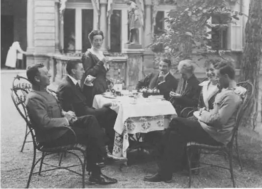 В отпуске с войны в Нойвальдэгге лето 1917 года Слева направо Курт Пауль и - фото 14