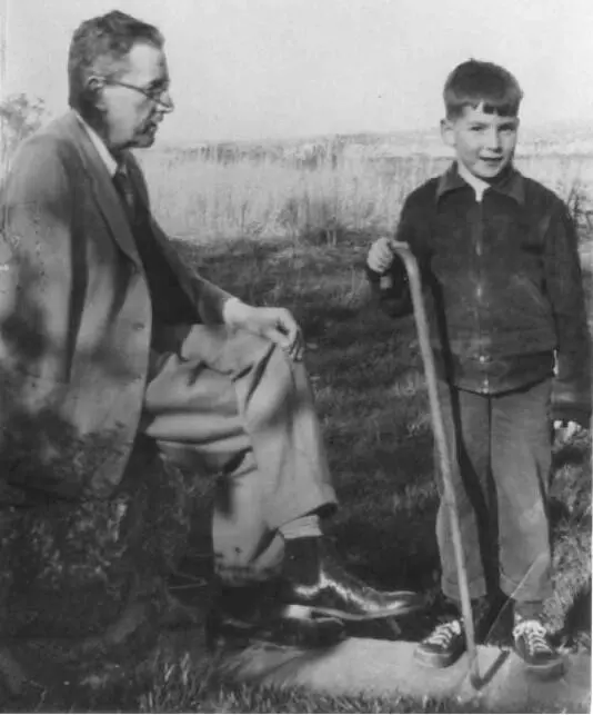 Пауль со своим сыном Паулеммладшим ок 1950 Людвиг в Кембридже 1946 - фото 33