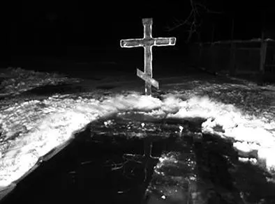 Крещенская прорубь Фотография Крест и горящие на бревне в проруби свечи - фото 68