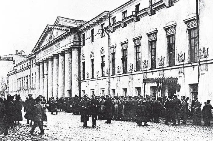 Юнкера сдают оружие у Александровского училища Фото 3 ноября 1917 - фото 260