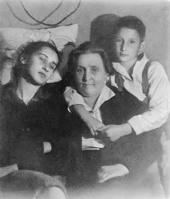 Люся Боннэр с бабушкой Т М Боннэр и братом Егором Игорем Ленинград осень - фото 40