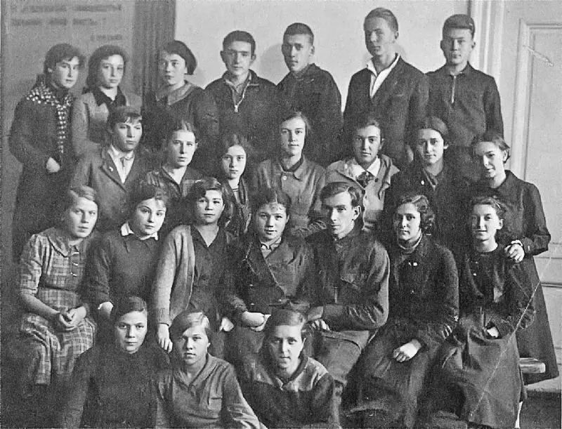 9й класс 14й школы Ленинград 19381939 В 3м ряду 2я справа Люся - фото 41