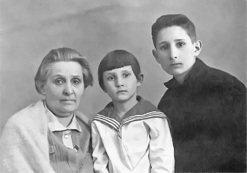 Т М Боннэр с внуками Наташей Боннэр и Игорем Алихановым Ленинград 19381939 - фото 42