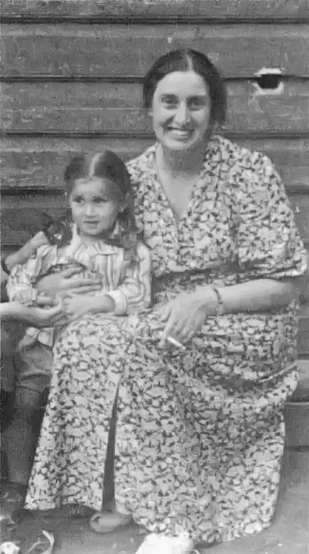 Раиса Лазаревна Боннэр Раинька тетка Елены Боннэр с ее дочерью Таней - фото 46