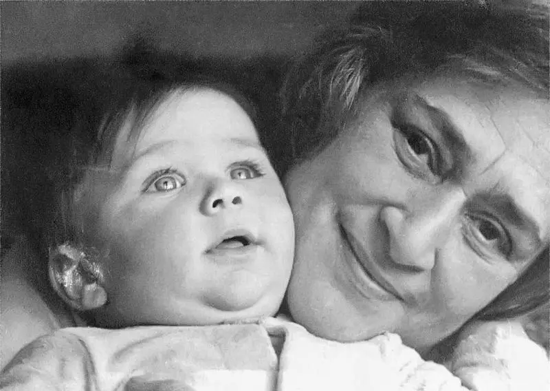 Елена Боннэр с первым внуком Мотей Москва март 1974 Три поколен - фото 59