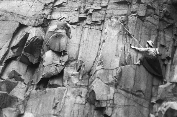 Илл 10 Люси Смит и Полина Ранкин на скалах Солсбери 1908 Свобода и - фото 10