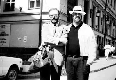 С американским актером Полом Бартелом в Москве у здания МХАТа 1991 г Есть - фото 28