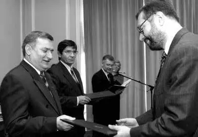 Президент Лех Валенса вручает профессиональную награду 1992 г А что нужно - фото 33