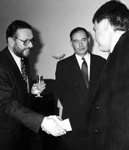 Рукопожатие с председателем правительства Испании 19821996 Фелипе Гонсалесом - фото 40