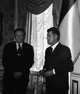 С президентом Украины Виктором Ющенко 2009 г Украина имеет два языка - фото 62
