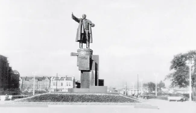 Памятник Ленину у Финляндского вокзала Памятник представляет собой ставшую с - фото 63